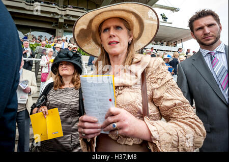 Racegoers in una Gloriosa Goodwood raceday. Foto Stock