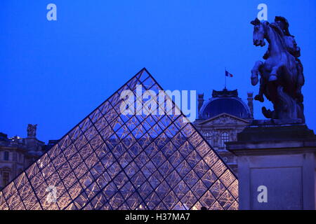 Vista notturna della piramide del Louvre Museum.paris.Francia Foto Stock