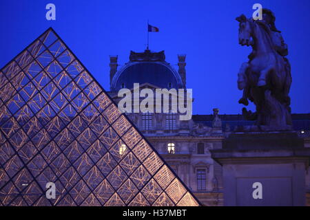 Vista notturna della piramide del Louvre Museum.paris.Francia Foto Stock