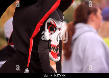 Persona che indossa un Scary Halloween costume, con maschera Foto Stock