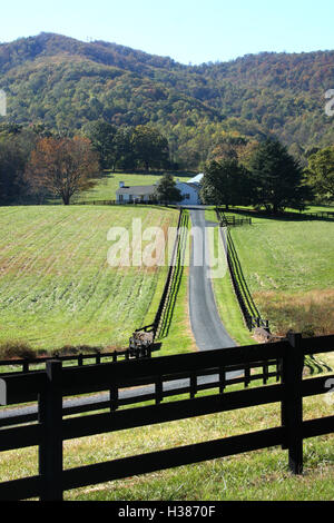 Fattoria in Blue Ridge Mountains, con nero staccionata in legno che circonda la proprietà Foto Stock