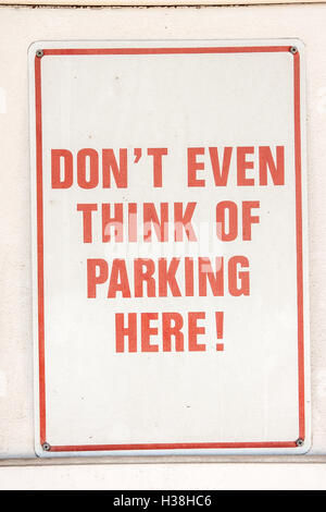 Non pensate nemmeno di parcheggio qui! Bel modo di dire no parcheggio. Foto Stock