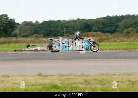 Ian King 10 tempo Europeo di carburante superiore motociclo drag racing campione, corse sul suo 1500 hp, 15 piedi lungo bike Foto Stock