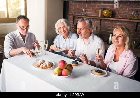 La famiglia felice avente holiday diner insieme Foto Stock