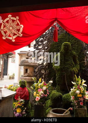 Coperte di muschio statua di Fudo Myoo al tempio Hozenji, Namba di Osaka, Giappone Foto Stock