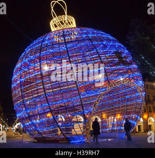 Gigantesco albero di natale decorazione a sfera illuminata nella città di notte a Nizza Francia Foto Stock