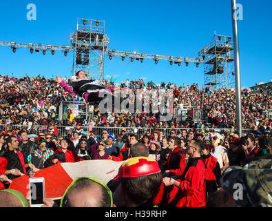 Donna in aria in francese il carnevale Foto Stock