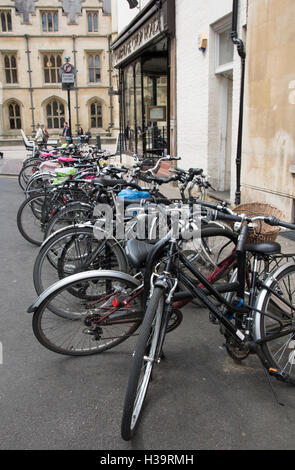 Cicli parcheggiato a Cambridge Regno Unito Foto Stock