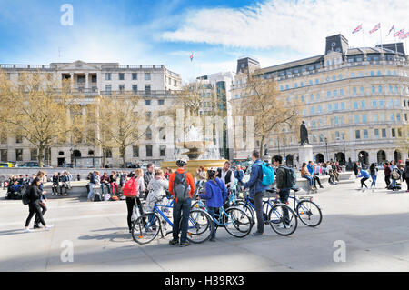 I turisti in una city bike tour raccogliere con la loro guida in Trafalgar Square a Londra, Inghilterra, Regno Unito Foto Stock