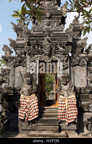 Indonesia, Bali, Lovina, Pura Segara tempio indù, sculture di guardia entrata principale Foto Stock