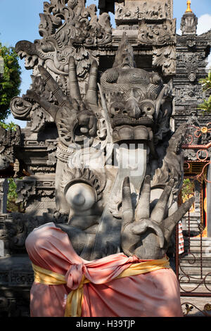 Indonesia, Bali, Lovina, Pura Segara tempio indù, sculture di guardia entrata principale con espressione spaventoso Foto Stock