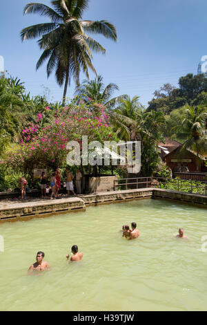 Indonesia, Bali, Banjar, aria Panas (vulcaniche di primavera calda) persone di balneazione in santo piscina Foto Stock