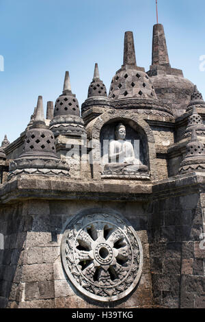 Indonesia, Bali, Banjar, Brahma Vihara Arama, monastero Buddista, stupa sulla base di Borobodur in Java, ruota di Dharma Foto Stock