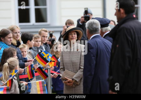Il Presidente tedesco Joachim Gauck e la sig.ra Daniela Schadt ricevuto Regina Silvia e Re Carl XVI. Gustaf allo Schloss Bellevue in Berlin-Tiergarten. (Foto di Simone Kuhlmey / Pacific Stampa) Foto Stock