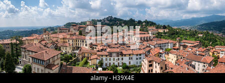 Panorama di Bergamo visto dalla città vecchia, Italia Foto Stock