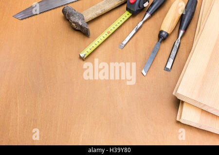 Set di falegname utensili a mano su sfondo di legno Foto Stock