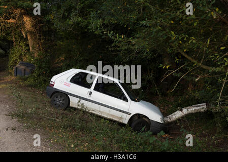 1999 Citroen Saxo si è schiantato in una struttura a ponte Gatewood, Exbury, nuova foresta 05 ottobre 2016 Foto Stock