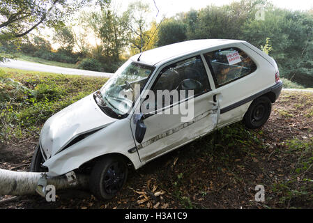 Citroen Saxo si è schiantato in una struttura a ponte Gatewood, Exbury, nuova foresta 05 ottobre 2016 Foto Stock