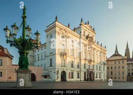 Autunno mattina presso il Palazzo Arcivescovile di Hradcany a Praga, Repubblica Ceca. Foto Stock