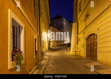 Cala la notte su una strada stretta in Mala Strana, Praga, Repubblica Ceca. Foto Stock