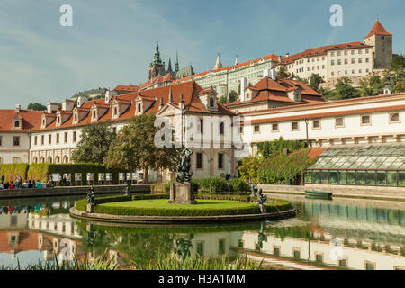 Giorni di autunno a Wallenstein giardini e palazzo di Praga, Repubblica Ceca. Hradcany castello che sovrasta. Foto Stock