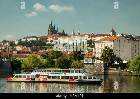 Tour in barca sul fiume Moldava a Praga, Repubblica Ceca. Hradcany in background. Foto Stock