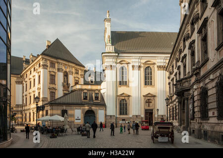 Pomeriggio autunnale sulla Piazza dell'Universita' di Wroclaw old town, Polonia. Foto Stock