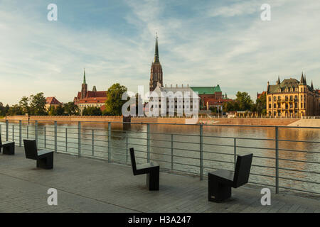 In autunno il tramonto sul fiume Oder a Wroclaw in Polonia. Guardando verso il Duomo. Foto Stock