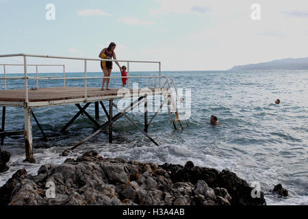 Jetty al largo della costa di Stalida, Stalis Crete Greece Foto Stock