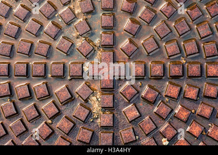 Imbevuto di pioggia o di strada strada chiusino in stretta fino Foto Stock