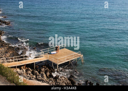 Jetty al largo della costa di Stalida, Stalis Crete Greece Foto Stock