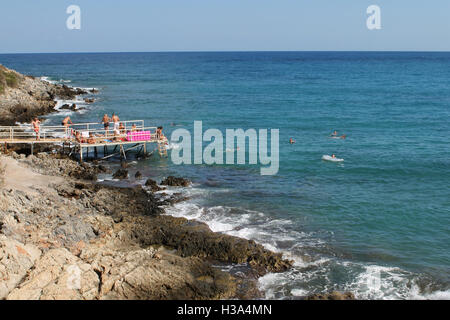 Jetty al largo della costa di Stalida, Stalis Crete Greece Foto Stock