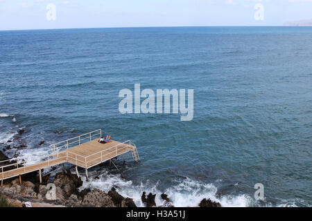 Jetty al largo della costa di Stalida, Stalis Crete Greece Foto Stock