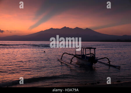 Indonesia, Lombok, Gili Air, alba Guning Rinjani dal west coast Foto Stock