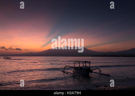 Indonesia, Lombok, Gili Air, alba Guning Rinjani dal west coast Foto Stock