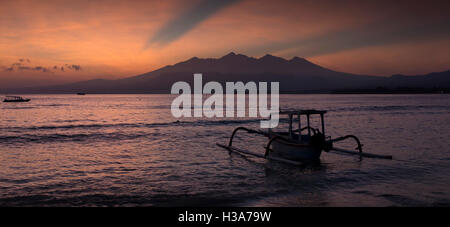 Indonesia, Lombok, Gili Air, alba Guning Rinjani dal west coast, panoramica Foto Stock