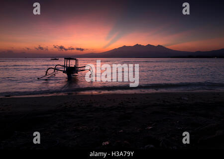 Indonesia, Lombok, Gili Air, alba Guning Rinjani dal west coast Foto Stock