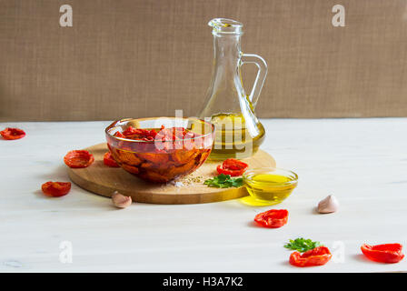 Olio d'oliva, pomodori secchi, sale, erbe e spezie Foto Stock