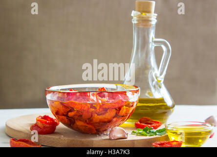 Olio d'oliva, pomodori secchi, sale, erbe e spezie Foto Stock