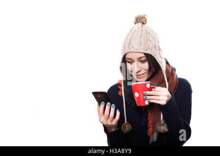 Affascinante ragazza odori la sua zuppa calda in inverno mentre indossa una festosa cardigan colorati Foto Stock