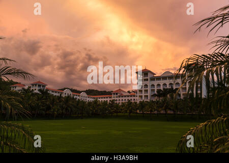 Nuvole roll over un tramonto sopra il Riu Guanacaste hotel in Costa Rica. Foto Stock