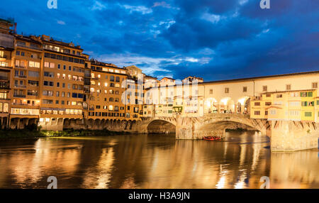 Vista sul Ponte Vecchio di notte a Firenze, Italia Foto Stock
