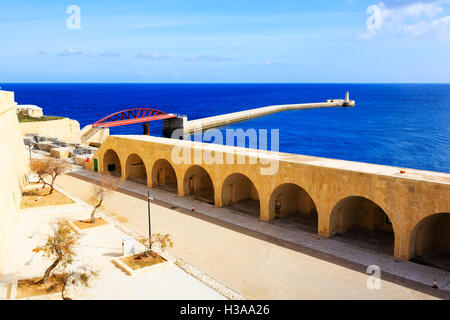 Vista da Fort St Elmo fuori per il Mar Mediterraneo, La Valletta, Malta Foto Stock