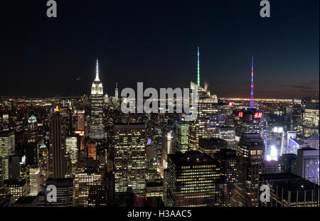 Vista aerea dal 'Top del mondo' Observation Deck verso l'Empire State Building & downtown Manhattan, New York. Foto Stock