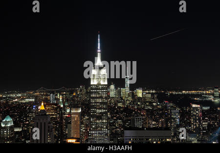 Empire State Building & One World Trade Center visto di notte dal 'Top del mondo' Observation Deck, Manhattan, New York Foto Stock