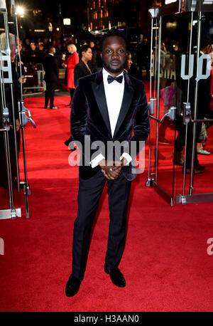 Arnold Oceng frequentando il sessantesimo BFI London Film Festival lo screening di un Regno Unito e apertura notturna gala tenutosi al cinema Odeon di Leicester Square, Londra. Foto Stock