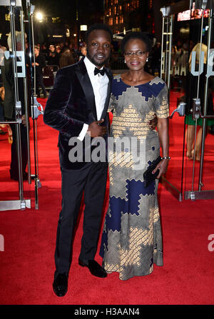 Arnold Oceng e madre frequentando il sessantesimo BFI London Film Festival lo screening di un Regno Unito e apertura notturna gala tenutosi al cinema Odeon di Leicester Square, Londra. Foto Stock