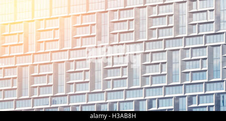 Vista Zoom della moderna facciata glased con effetto sunflare Foto Stock