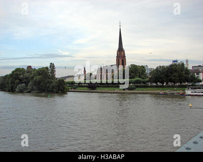 Chiesa di Francoforte, in Germania, sul Fiume Main Foto Stock