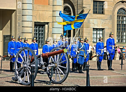Cambio della guardia reale presso il Royal Palace (Kungliga Slottet), Gamla Stan, Stoccolma, Svezia. Foto Stock